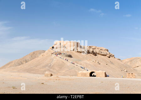 Zartoshtiyu Dakmeh-ye, aussi connu sous les tours du silence, près de Yazd, Iran Banque D'Images