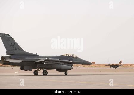 Un F-16C Fighting Falcon du 555e Escadron de chasse expéditionnaire des taxis durant l'exercice l'African Lion 2019 à la base aérienne de Ben Guerir, Maroc, le 25 mars 2019. Environ 1 100 militaires américains sont arrivés dans le Royaume du Maroc de participer à l'exercice annuel. L'African Lion 2019 est un chef d'état-major interarmées, parrainé par l'Africom Service, U.S. Marine Corps Forces canadiennes en Europe et l'Afrique, dirigée par l'exercice interarmées et interalliées menées dans le Royaume du Maroc avec un parle en Tunisie, et les forces armées dans les participants du Canada, de la France, le Sénégal, l'Espagne, et l'Organisation des Banque D'Images