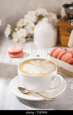 Tasse de café et macarons français. La lumière naturelle dans l'arrière-plan. Banque D'Images