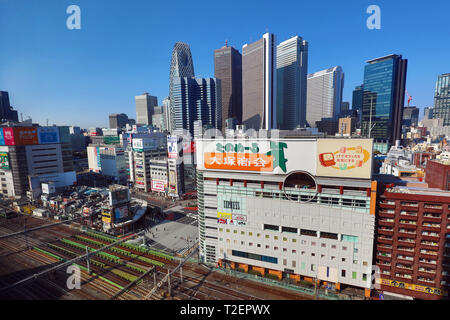 Gratte-ciel de la ville de Shinjuku et vue sur le centre-ville avec Omoide Yokocho et les lignes de chemin de fer, Shinjuku, Tokyo, Japon Banque D'Images