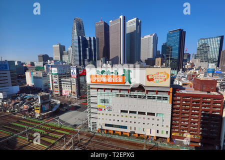 Gratte-ciel de la ville de Shinjuku et vue sur le centre-ville avec Omoide Yokocho et les lignes de chemin de fer, Shinjuku, Tokyo, Japon Banque D'Images