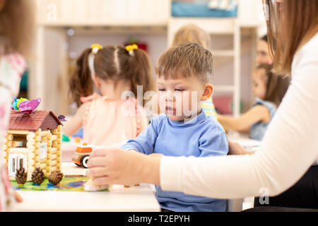 Lecture d'enfants de maternelle à l'âge préscolaire jeux jouet dans l'éducation, concept. Banque D'Images