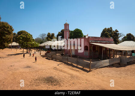 La région de Gabu, République de Guinée-Bissau - 7 Février, 2018 : Groupe d'enfants jouant devant une mosquée au village de Mandina des Mandiga dans la Ga Banque D'Images