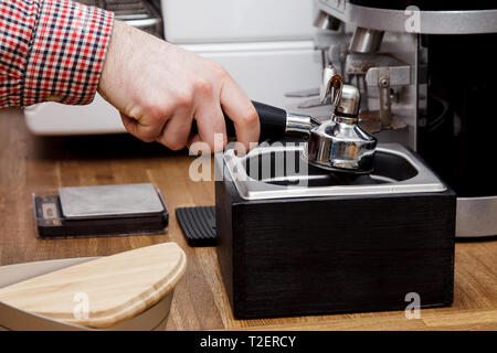 Beau jeune hipster barista faire le café pour ses clients dans le café. Banque D'Images