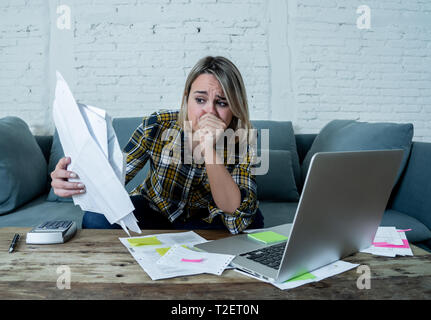 Portrait de jeune femme désespérée stressé contrôle la comptabilité bancaire en ligne home finance pas en mesure de payer des dettes, hypothèque, loyer et expe Banque D'Images