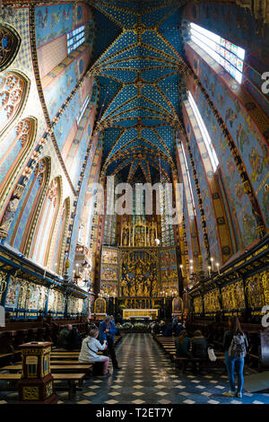 Les touristes qui visitent la basilique Sainte-Marie, Cracovie, Pologne Banque D'Images