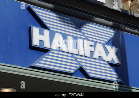 Logo Halifax succursale bancaire ci-dessus en lecture, UK Banque D'Images