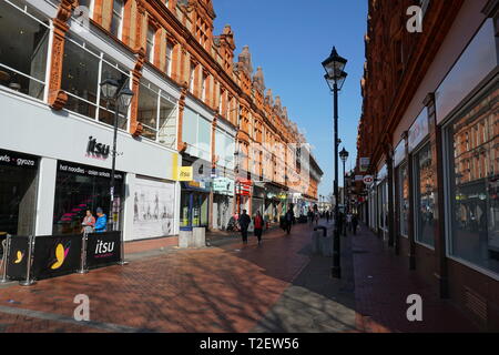 Vue de la reine Victoria Street à Reading, UK Banque D'Images