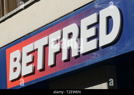 Betfred signe au-dessus de l'entrée de la boutique de pari en lecture, UK Banque D'Images