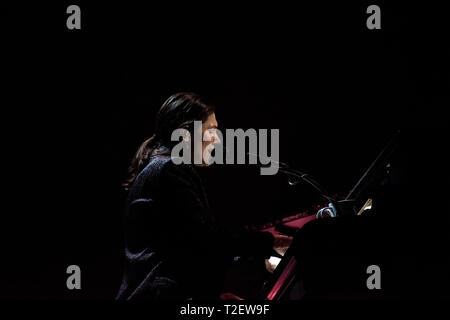 Naples, Italie. 30 mars, 2019. La chanteuse et compositrice italienne Elisa Toffoli également connu sous le nom de Elisa effectue vivent avec leur 'Diari Aperti nei Live teatri ' au Teatro Augusteo à Naples, en Italie. Banque D'Images