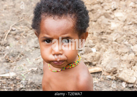 Wamena, Indonésie - 9 janvier 2010 : Portret de Dani tribe enfant. Petite fille à la recherche de l'appareil photo. Baliem Valley en Indonésie, en Papouasie-Nouvelle-Guinée. Banque D'Images