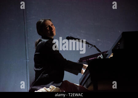 Naples, Italie. 30 mars, 2019. La chanteuse et compositrice italienne Elisa Toffoli également connu sous le nom de Elisa effectue vivent avec leur 'Diari Aperti nei Live teatri ' au Teatro Augusteo à Naples, en Italie. Banque D'Images