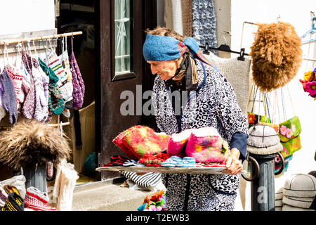 Sighnaghi, Géorgie - 10 juin 2016 : vente du vendeur chaussettes, chaussons en laine et des souvenirs dans la rue de Kakheti, ville Sighnaghi Banque D'Images