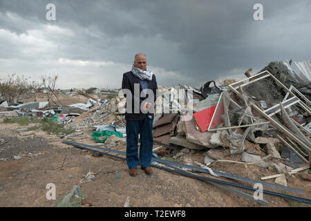 Suleiman al-Atika se dresse au milieu des décombres de sa maison démolie par les autorités israéliennes à la périphérie de Rahat, une ville majoritairement bédouine dans le district sud du désert du Néguev en Israël. De nombreux Bédouins du Néguev vivent dans des communautés qui ont été établies sans aucune autorisation du gouvernement, auquel cas toute construction sur le site est considérée illégale. L'État émet des ordres de démolition contre des constructions construites sans permis, mais tout ne se trouve pas dans des villages non reconnus. Certains sont dans des communautés bédouines légalement reconnues. Banque D'Images