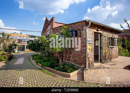 Johannesburg, Afrique du Sud, 30 Mars - 2019 : projet de réaménagement du centre-ville avec de vieux bâtiments transformés en ateliers d'artistes. Passé sentier conduit Banque D'Images