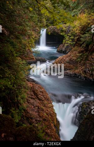 Spirit of Falls, une cascade coule sur éperon rocheux, basalte, temps d'exposition, Washington, États-Unis Banque D'Images