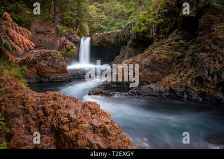 Spirit of Falls, une cascade coule sur éperon rocheux, basalte, temps d'exposition, Washington, États-Unis Banque D'Images