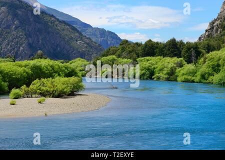 Paysage de montagne, Rio Futaleufu river valley, région de los Lagos, en Patagonie, au Chili Banque D'Images