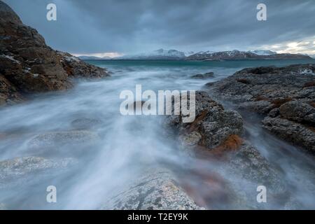 Sombres nuages sur la mer agitée, paysage côtier de l'île, en hiver, Hillsoya Sommaroy, Tromso, Troms, Norvège Banque D'Images