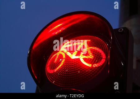 Feux de circulation alors en rouge pour les vélos au crépuscule, Allemagne Banque D'Images