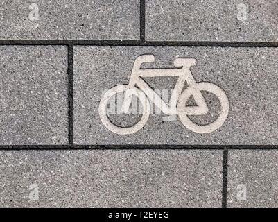 Pictogramme vélo sur chemin pavé, piste cyclable, Allemagne Banque D'Images