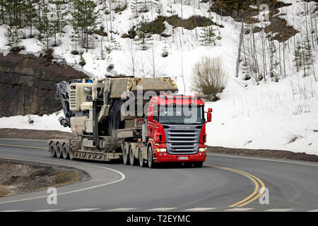 Forssa, Finlande - le 30 mars 2019 : Scania R620 Veljekset semi de Makitalo Oy Metso Lokotrack tire crusher sur remorque chargeur faible sur route au printemps. Banque D'Images