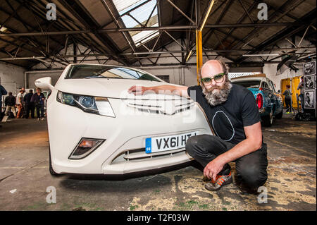 Liverpool UK . 05 juillet, 2014. Gavin Turk's "factices" car l'Art de Vauxhall Car Boot juste Liverpool Edition Samedi 5 juillet 2014, Liverpool, carrés Wolstenholme L1 de rejoindre le convoi de Londres est un nouvel équipage de booters de LiverpoolÕs finest Astro Love Hotels, Candyfloss quotités, crochet-un cerveau stress relief, sculptures lumineuses d'une pâte à papier, d'un cake stand Firenza Homebaked, produits de boulangerie, la chasse & Darton café qui est une installation d'art en direct qui sert une excellente cuisine aussi. L'Art de Liverpool Car Boot juste marque le premier voyage de maman d'art de Gavin Turk fabriqué à partir de coton du Banque D'Images