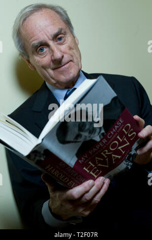 Portraits de journaliste et éditeur légendaire Sir Harold Evans [ marié à Tina Brown ] et en conversation avec l'historien britannique Andrew Roberts . Un tuteur Hay Festival événement . En photo au Criterion Theatre, Londres. Banque D'Images