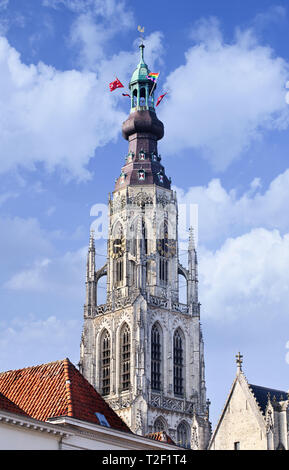 Tour de la majestueuse cathédrale dans le centre historique de la ville de Breda, aux Pays-Bas. Banque D'Images