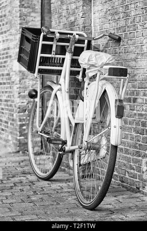 Retro style vélo blanc garé contre un mur de briques, Amsterdam, Pays-Bas Banque D'Images