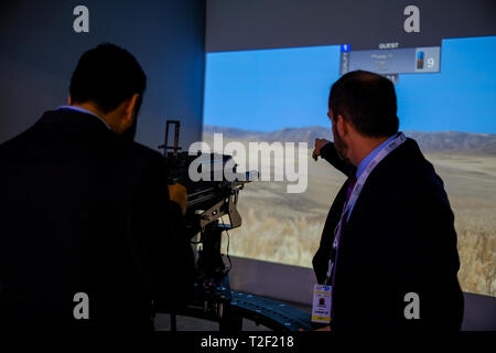 18 février 2019 - Abu Dhabi, Émirats arabes unis : Instructor of Gun simulator afficheur dirigé à l'aim Banque D'Images