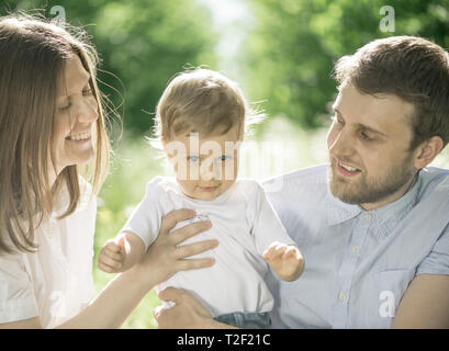 Une famille heureuse s'amuser en plein air Banque D'Images