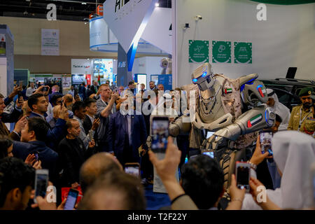 18 février 2019 - Abu Dhabi, Émirats arabes unis : Les personnes qui prennent des photos avec le Robot TITAN - Accueil Banque D'Images