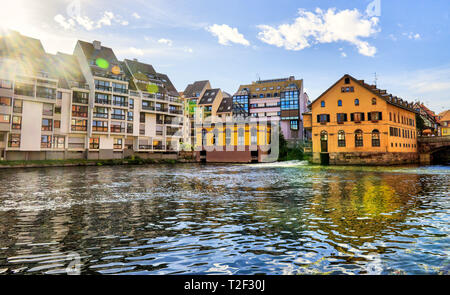 La Petite France La Petite France , un quartier historique de la ville de Strasbourg dans l'est de la France. Charmantes maisons à colombages. Célèbre Maison de Tanne Banque D'Images