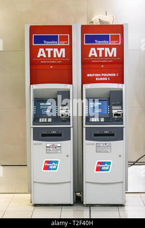 New York, 17/03/2019 : bureau de change Travelex Deux distributeurs de stand à l'aéroport JFK. Banque D'Images