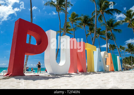 Punta Cana, République dominicaine 3/19, 2019 : Punta Cana Club Med signe est placé sur la plage de la station. Banque D'Images