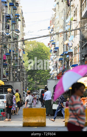 La circulation quotidienne et de la vie sur les rues étroites de Yangon au coucher du soleil. Banque D'Images