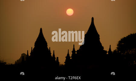 Vue imprenable sur la silhouette de certains des nombreux temples à Bagan (anciennement païenne) au coucher du soleil. Banque D'Images