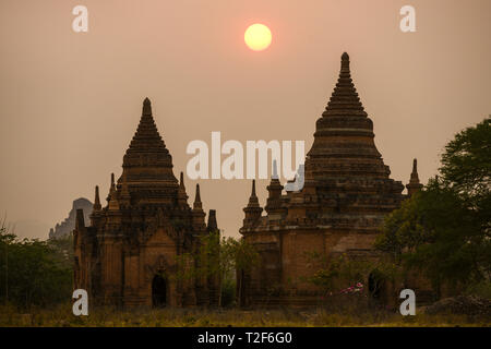 Vue imprenable sur certains des nombreux temples à Bagan (anciennement païenne) au coucher du soleil. Banque D'Images