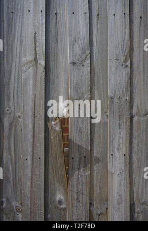 Vue rapprochée d'une clôture en bois à voir dans l'écart Banque D'Images