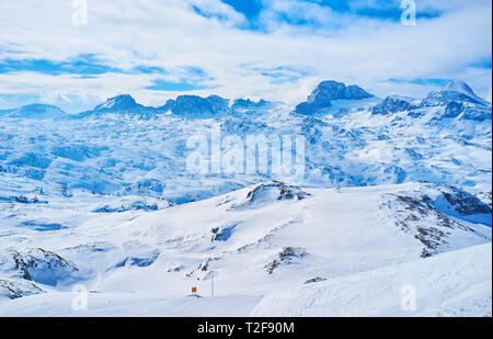 Le mont Krippenstein est l'endroit parfait pour explorer et profiter de l'Alpes Dachstein pics acérés, souvent recouverte de nuages et de neige, Salzkammergut, Au Banque D'Images