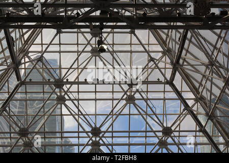 Toit en verre dans le centre d'affaires. Métal et verre construction - architecture et conception dans un centre commercial. Dans le plafond peut être vu blue s Banque D'Images