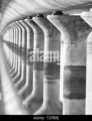 Pont Clackmannanshire. Image en noir et blanc de la face inférieure du pont. L'Écosse. Banque D'Images