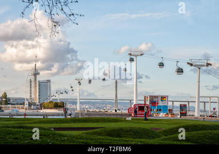 Lisbonne, Portugal - 05 MAI 2012 : Lisboa télécabine à Parque das Nações (Parc des Nations) à Lisbonne. Le téléphérique contre le pont Vasco da Gama sur Banque D'Images