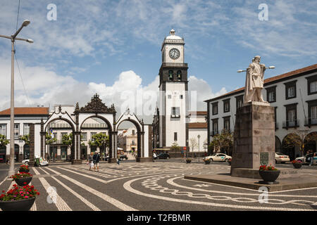 PONTA DELGADA, PORTUGAL - 10 MAI 2012 : Les gens en place principale de la ville, près de la ville historique (Portas da Cidade) et l'église de Saint Sébastien, Sao M Banque D'Images