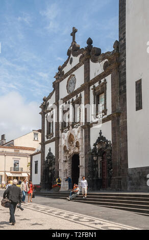 PONTA DELGADA, PORTUGAL - 10 MAI 2012 : les gens sur la rue près de l'église de Saint Sébastien, l'île de São Miguel, Açores Banque D'Images