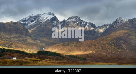 Selkirk Arms vue sur le Loch Slapin de Torrin, île de Skye, en Ecosse. Banque D'Images