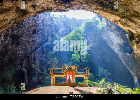 Grotte de Phraya Nakhon. Khao Sam Roi Yot National Park en Thaïlande Banque D'Images