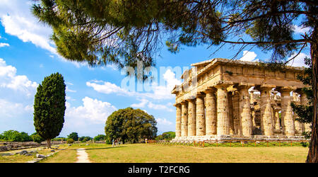 Le Temple d'Hera II, aussi appelé le Temple de Neptune, est un temple grec à Paestum, Italie Banque D'Images