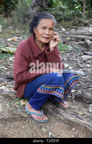 Vieille Femme locale dans le village de fait Khoun sur les 100 chutes d'eau à pied, près de Nong Khiaw, Muang Ngoi District, Province de Luang Prabang, Laos, du Nord Banque D'Images